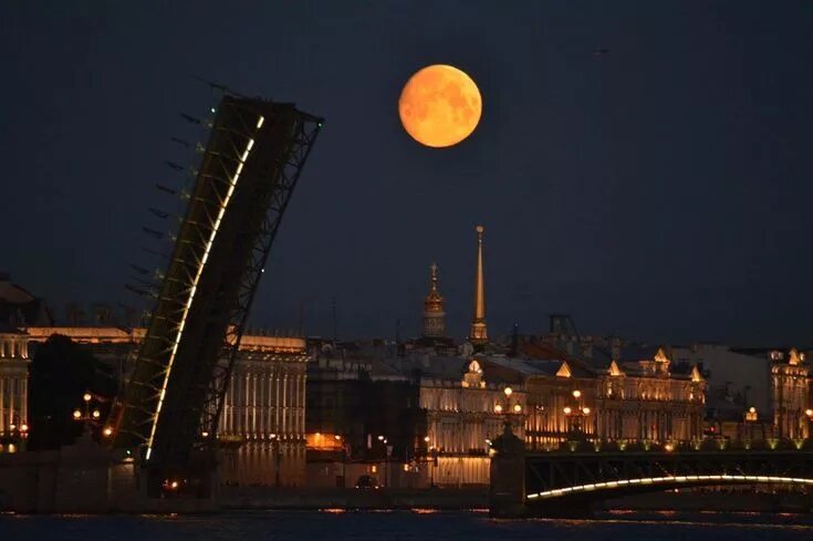 Полнолуние в питере сегодня фото Foto: Alexander Babichev Заход луны 26.06.2018 с Пироговской набережной Celestia