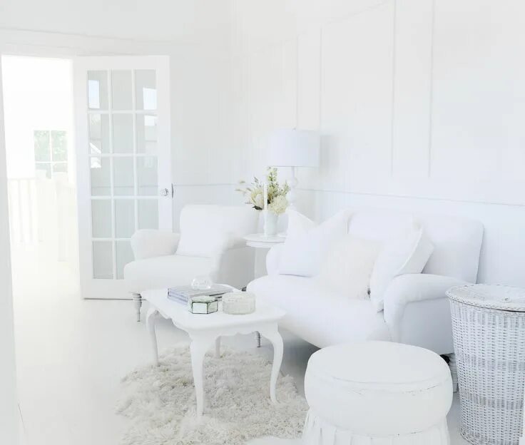 Полностью белый интерьер An All-White House in British Columbia White painted furniture, White interior, 