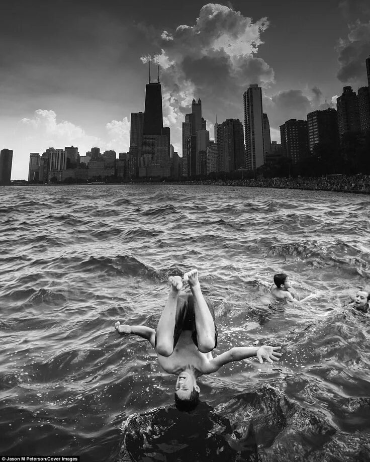 Полностью черно белое фото Chicago photographer takes stunning black and white images Breathtaking photogra