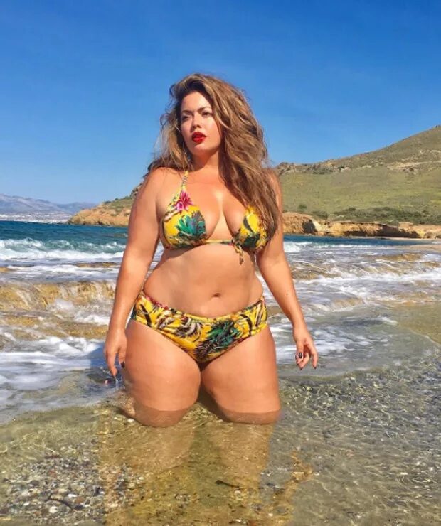 Полные девушки на пляже фото Musa plus size brasileira, Fluvia Lacerda estrela ensaio de biquíni - Quem QUEM 