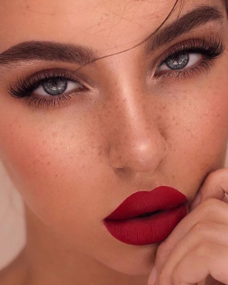 Полные губы макияж Too Faced Cosmetics on Instagram: "Beauty maven @swetlanapetuhova perfects her f