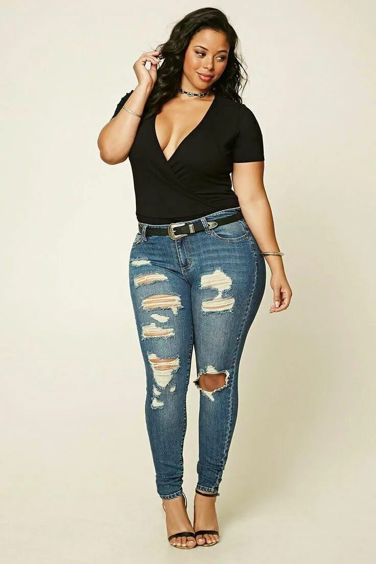 Полные женщины в джинсах фото Plus Size Distressed Jeans #plussizewomen #fashion Plus size distressed jeans, P