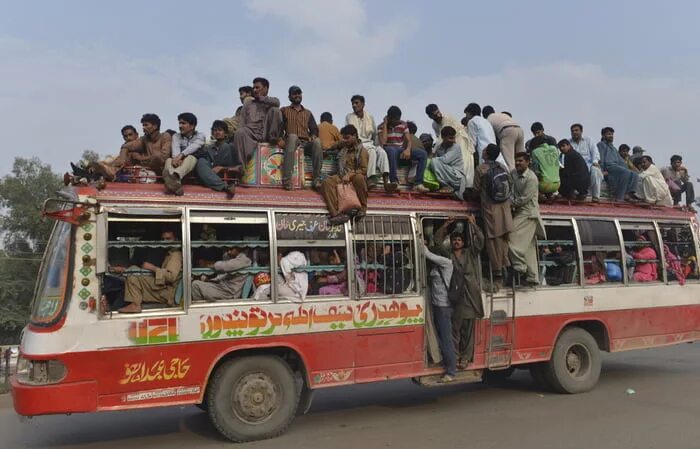 Полный автобус людей фото Pakistani Bus is always overbooked, but no ever got kicked out.... learn somethi