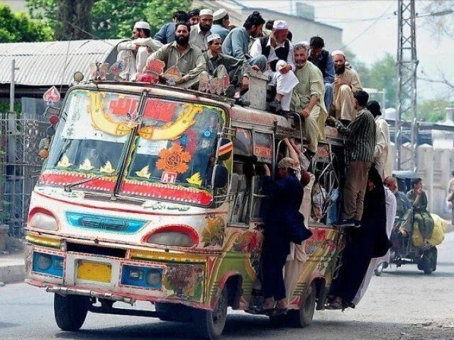 Полный автобус людей фото Travelling on a Pakistani public bus is ... Bus, Bus ride, Pakistan