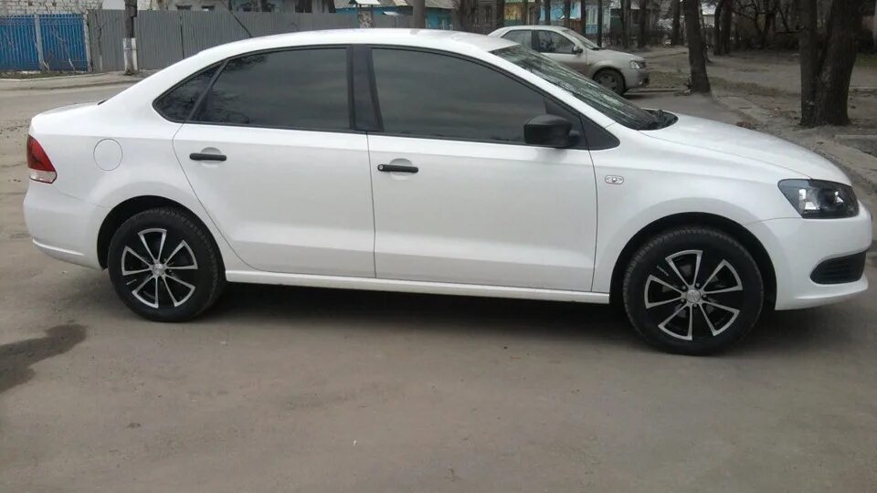 Поло 16 диски фото Volkswagen Polo Sedan 1.6 бензиновый 2010 Белый на DRIVE2