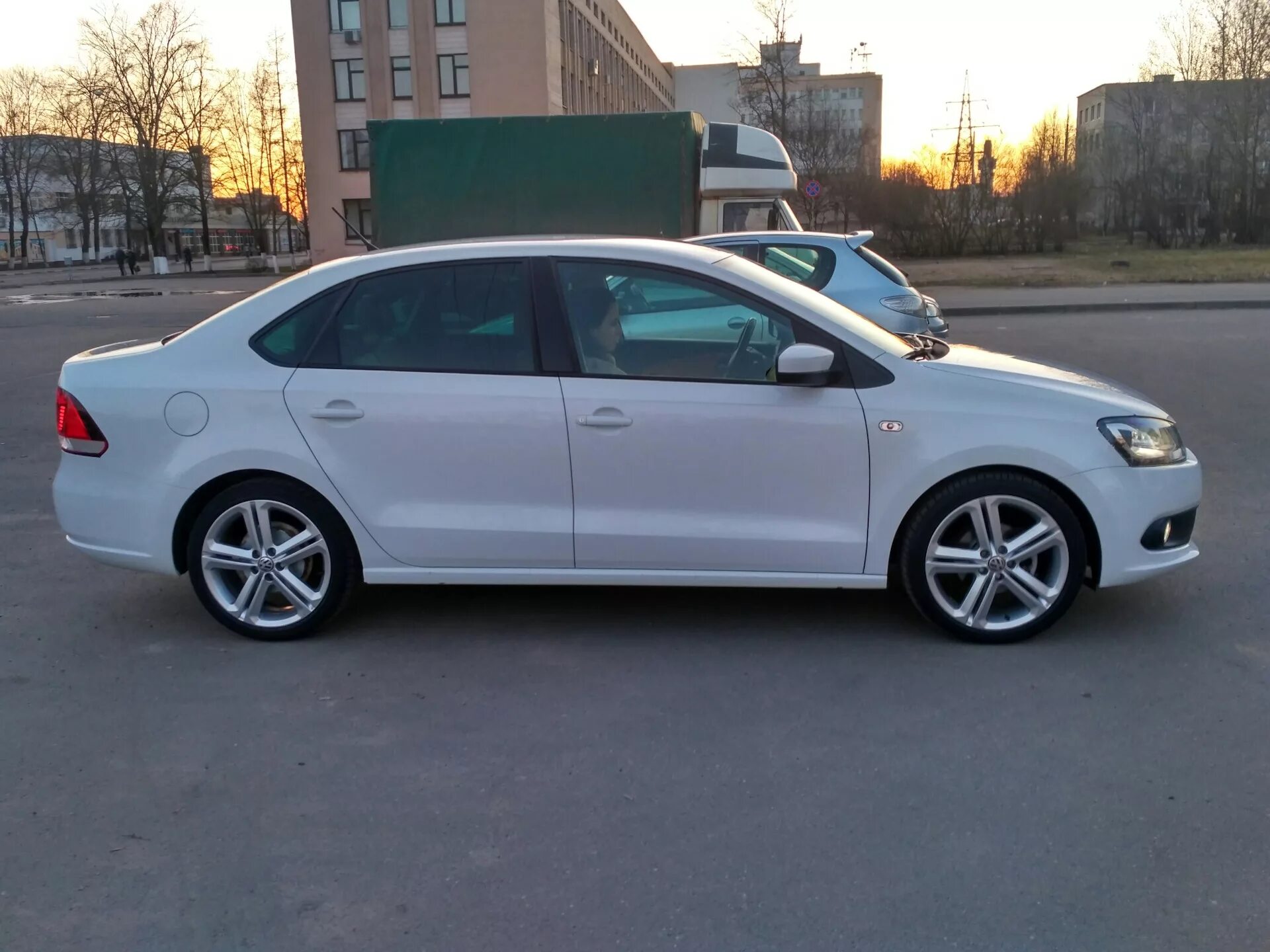 Поло диски фото Оригинальные диски Ronal Mallory R17 - Volkswagen Polo Sedan, 1,6 л, 2013 года к