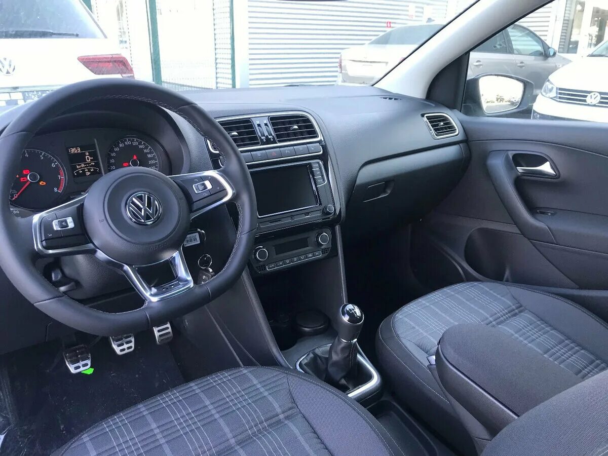 Поло интерьер фото Купить новый Volkswagen Polo V Рестайлинг 1.4 MT (125 л.с.) бензин механика в Со