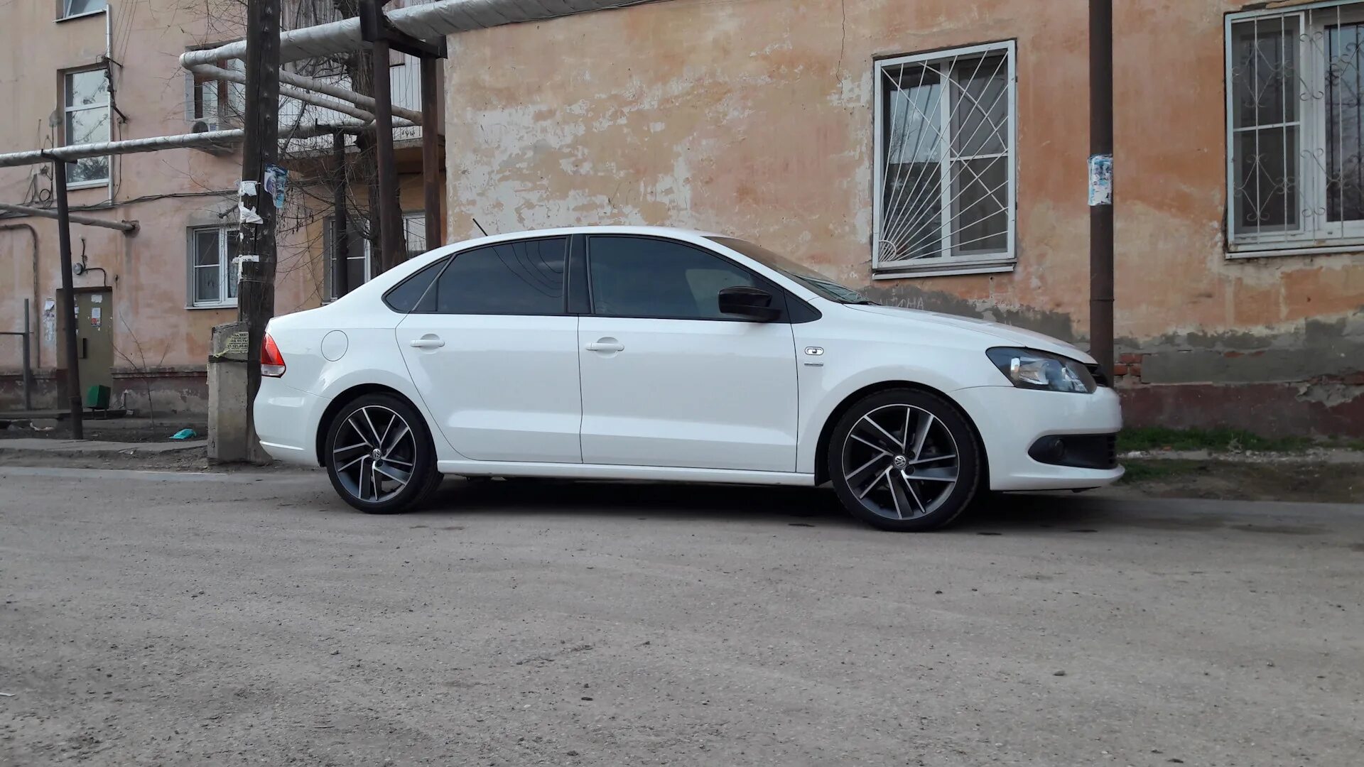 Поло на дисках r16 фото Volkswagen Polo Sedan 1.6 бензиновый 2013 SUPERCHARGED на DRIVE2