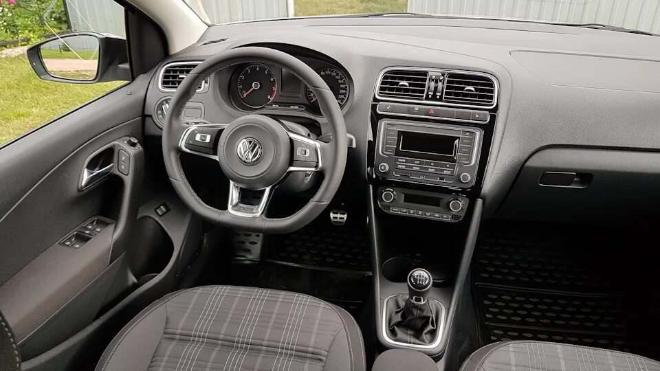 Поло салон фото Магнитола Composition Media, микрофон, USB+AUX, Камера. - Volkswagen Polo Sedan 