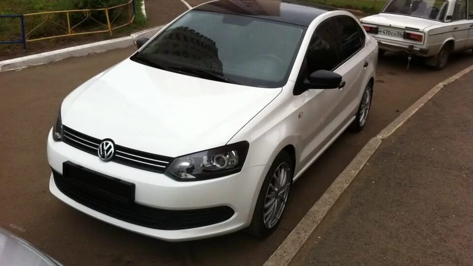 Поло седан белый тюнинг Доработки в стиле "Black in white" - Volkswagen Polo Sedan, 1,6 л, 2017 года тюн