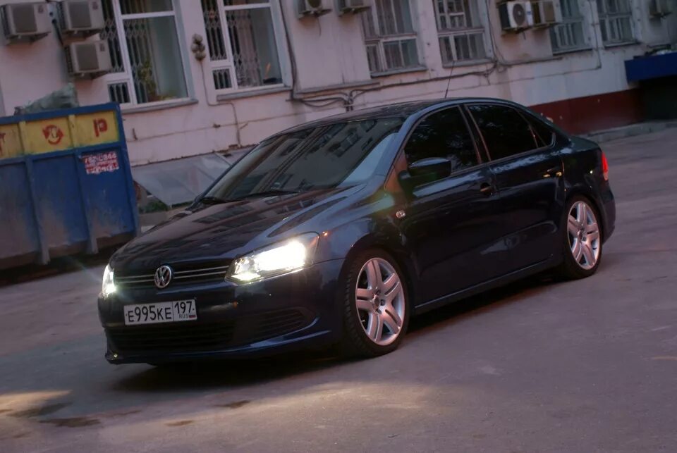 Поло седан черный тюнинг Фотосет с другом - Volkswagen Polo Sedan, 1,6 л, 2011 года фотография DRIVE2