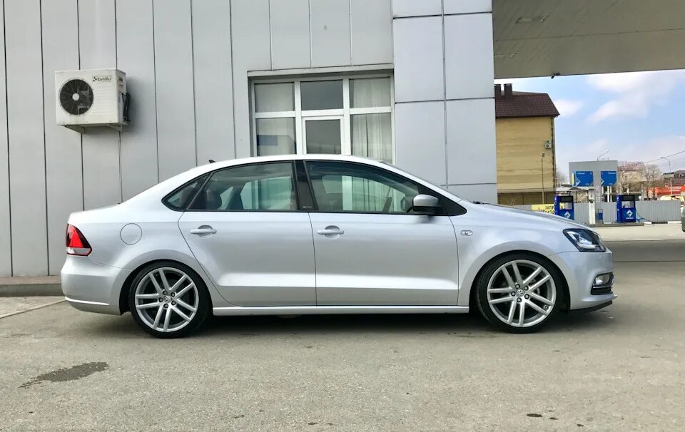 Поло седан на 16 дисках фото Винтовая подвеска BC Racing. Установка - Volkswagen Polo Sedan, 1,6 л, 2013 года