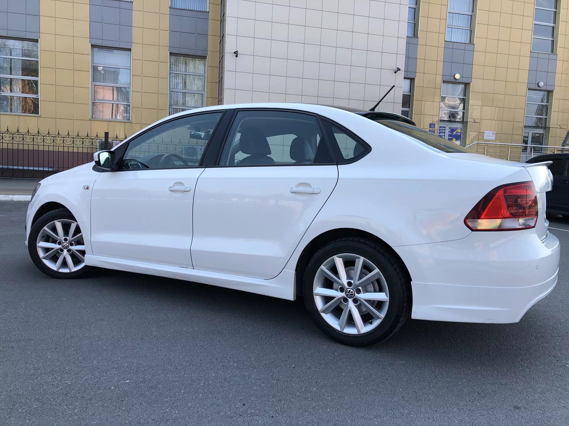 Поло седан на 16 дисках фото Antia R16 на чистой машине - Volkswagen Polo Sedan, 1,6 л, 2013 года мойка DRIVE