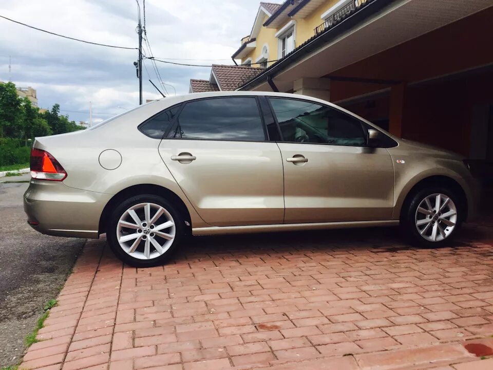 Поло седан на 16 дисках фото Новые колёса - Volkswagen Polo Sedan, 1,6 л, 2015 года колёсные диски DRIVE2