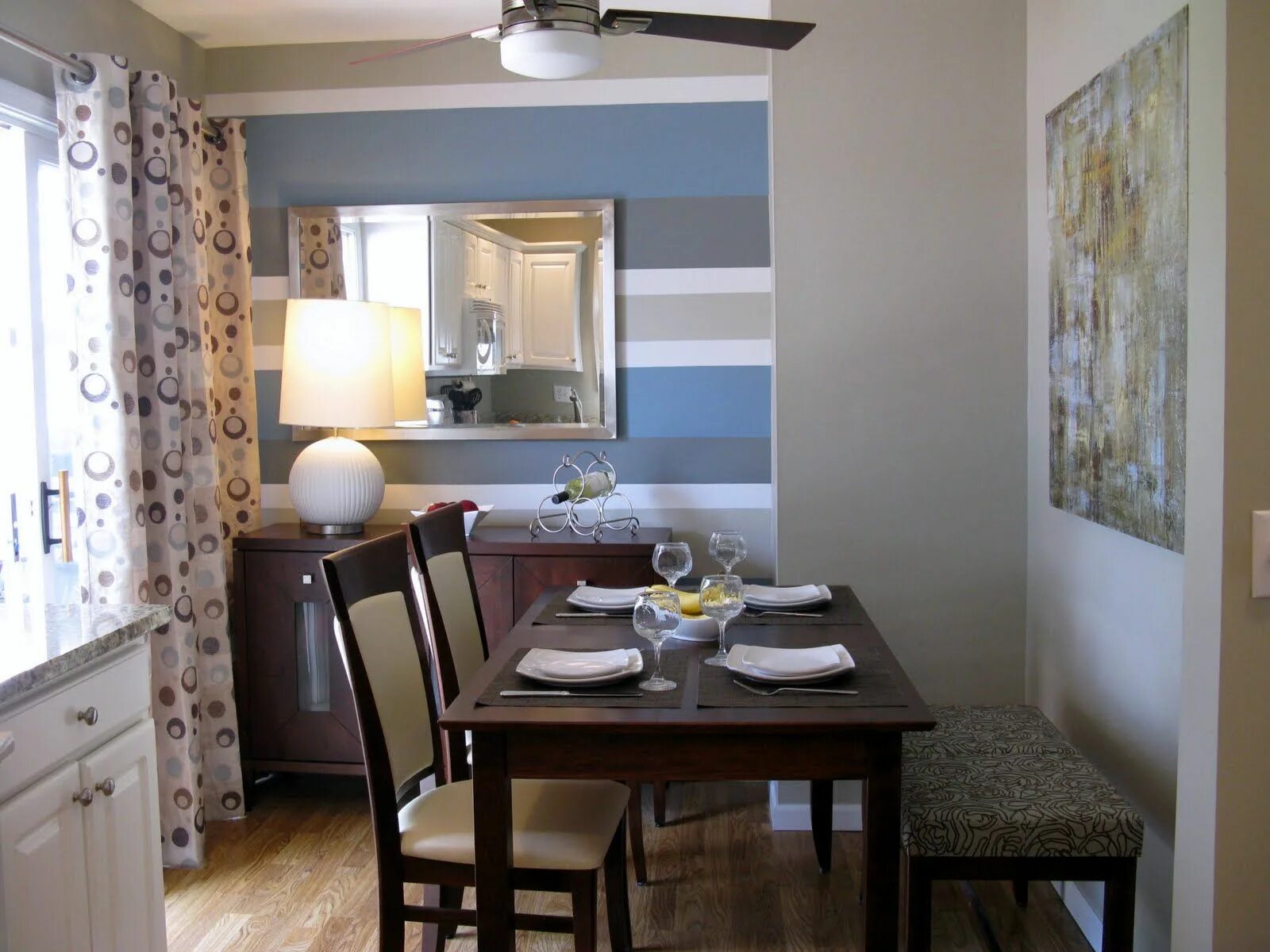 Полосатые обои на кухне фото в интерьере dining room table against wall - Google Search Striped walls, Dining room small,