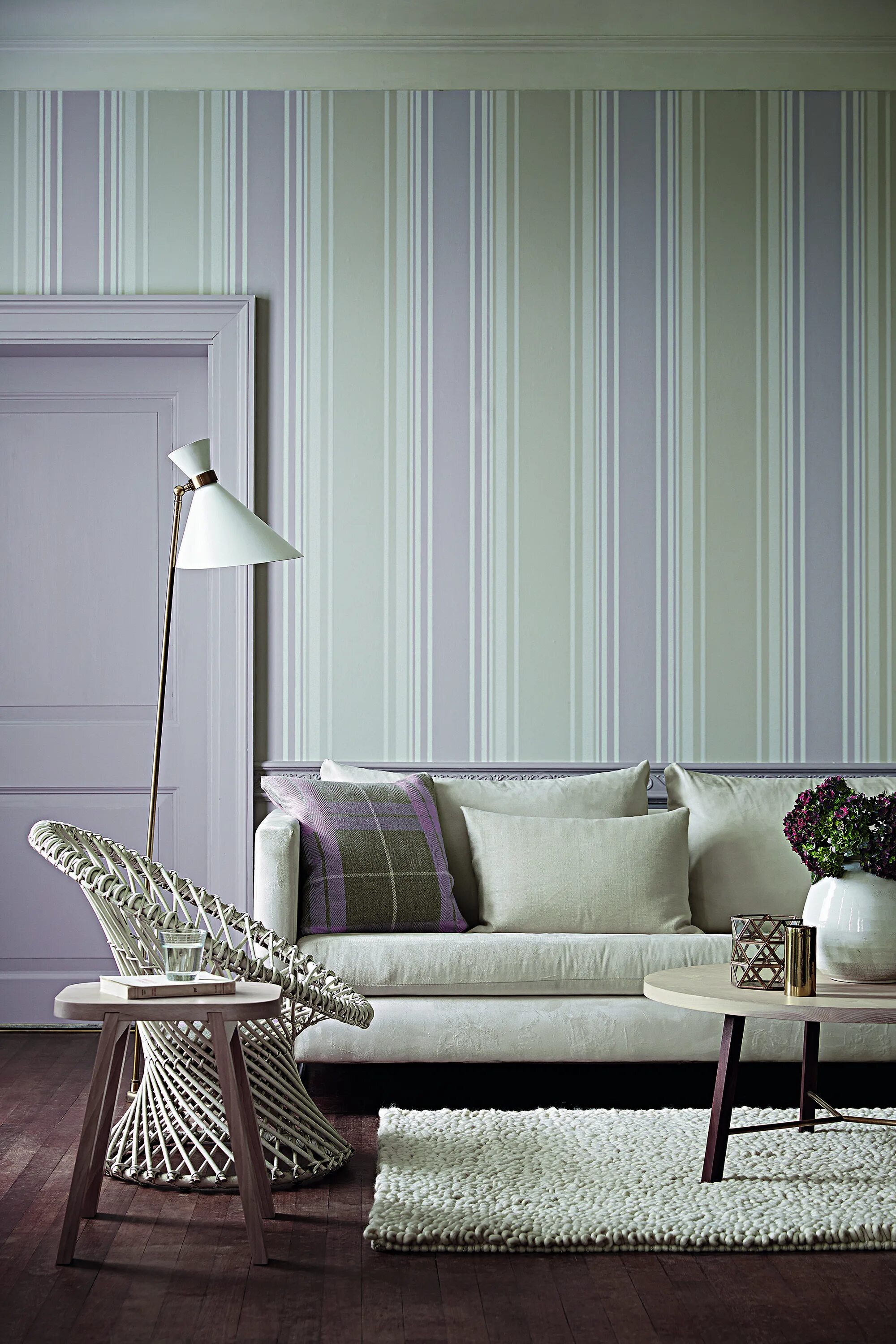 Полосатые обои в интерьере гостиной How to make a room look bigger Wallpaper living room, Striped wallpaper living r