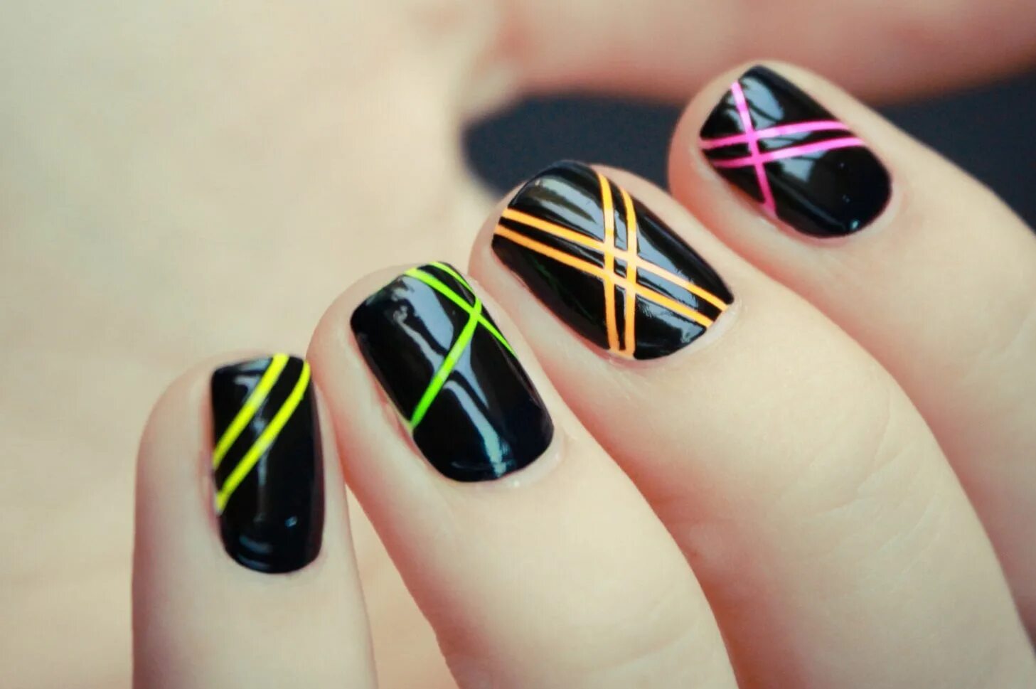 Полоски на черных ногтях фото Маникюр на короткие ногти - фото 2020 года Nail art, Stylish nails, Beautiful na