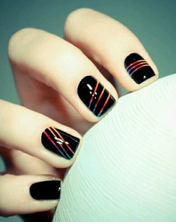 Полоски на черных ногтях фото Pin de Spoiled Fashionista en Nails Diseños de uñas con cinta, Manicura de uñas,