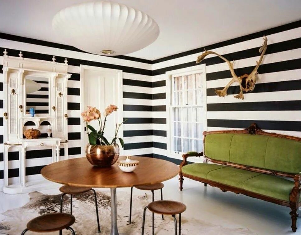 Полоски в интерьере гостиной Aseyy: Asalet Ve Cesaret Striped walls, Striped wall, Dining room design