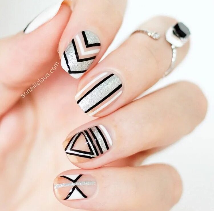 Полоски в маникюре стильно How to Get the Negative Space Nail Art Trend - Glam Radar Fashion nails, Cute na