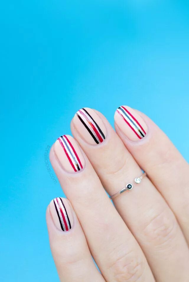 Полоски в маникюре стильно Minimalist Nail Art For Short Nails - Day 3 Minimalist nail art, Nail art design