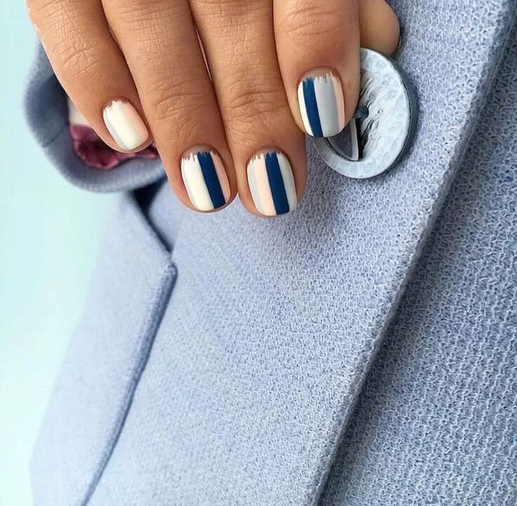 Полоски в маникюре стильно Pin by Juliе Glyanseva on Надо попробовать Minimalist nails, Queen nails, Hair a