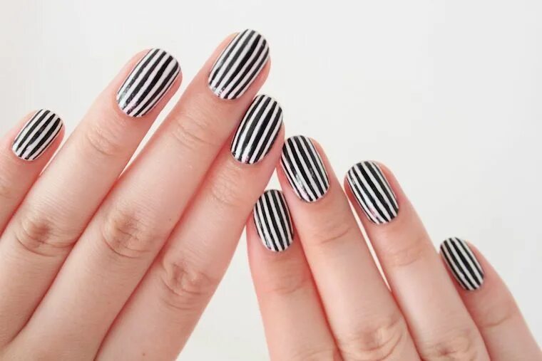 Полосы на ногтях фото vertical black and white striped nails Striped nails, Nail art stripes, Striped 