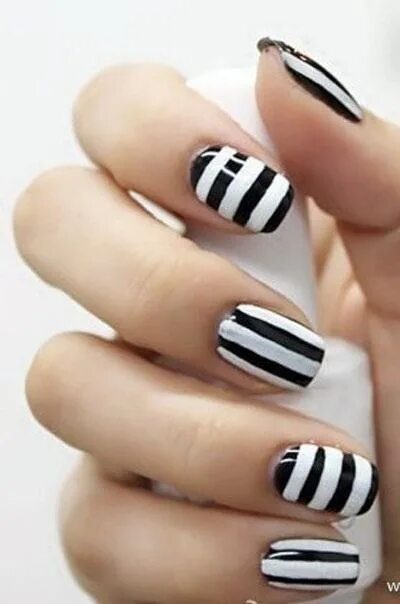 Полосы на ногтях фото Rayures version noire et blanche Jolis ongles, Vernis à ongles, Beauté des ongle