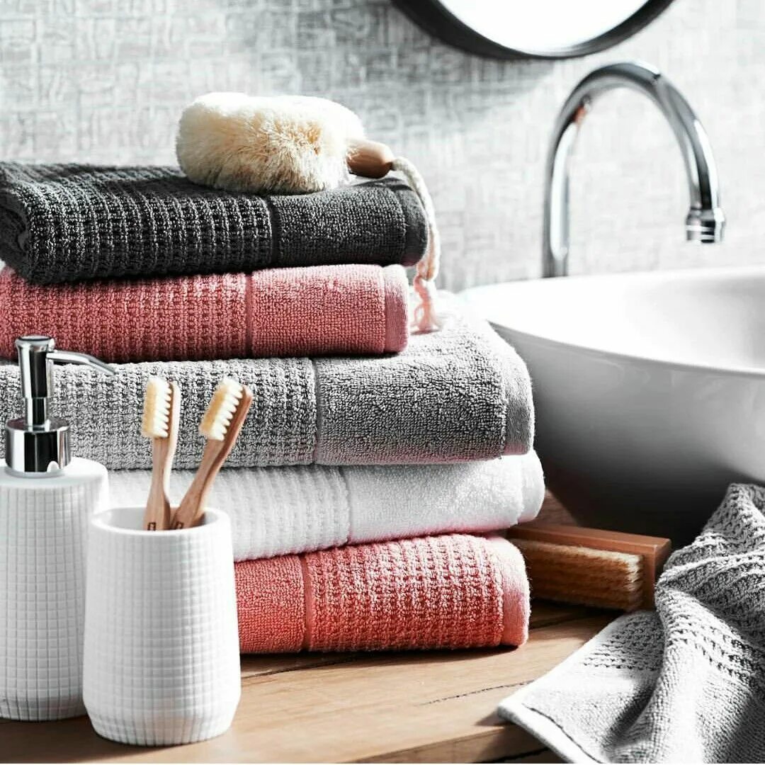 Полотенца в интерьере ванной Bed bath n table towels Bathroom towels, White bathroom accessories, Bath towels