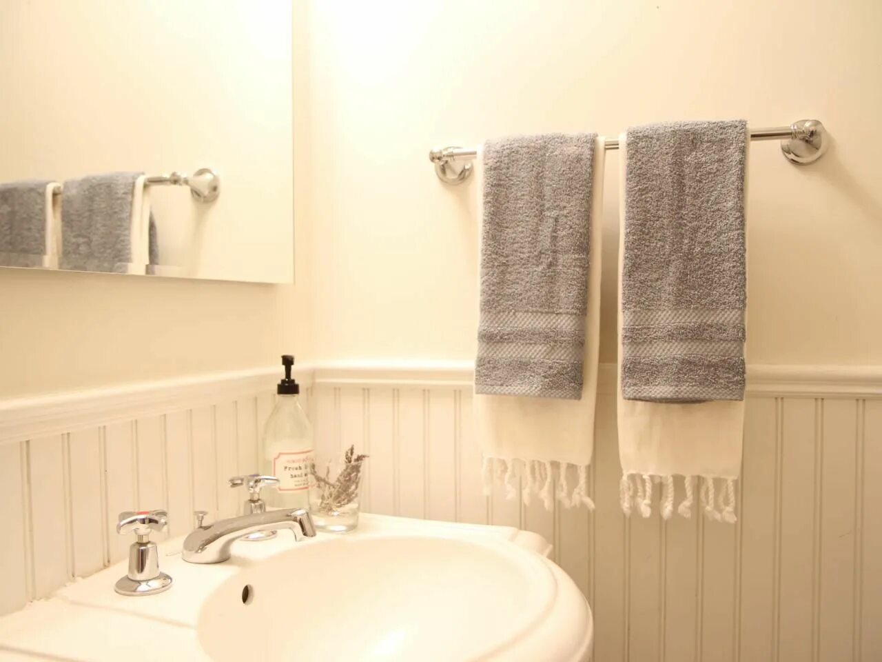 Полотенца в интерьере ванной Image result for placement of towel bars in bathrooms Bi-level reno interior Tow