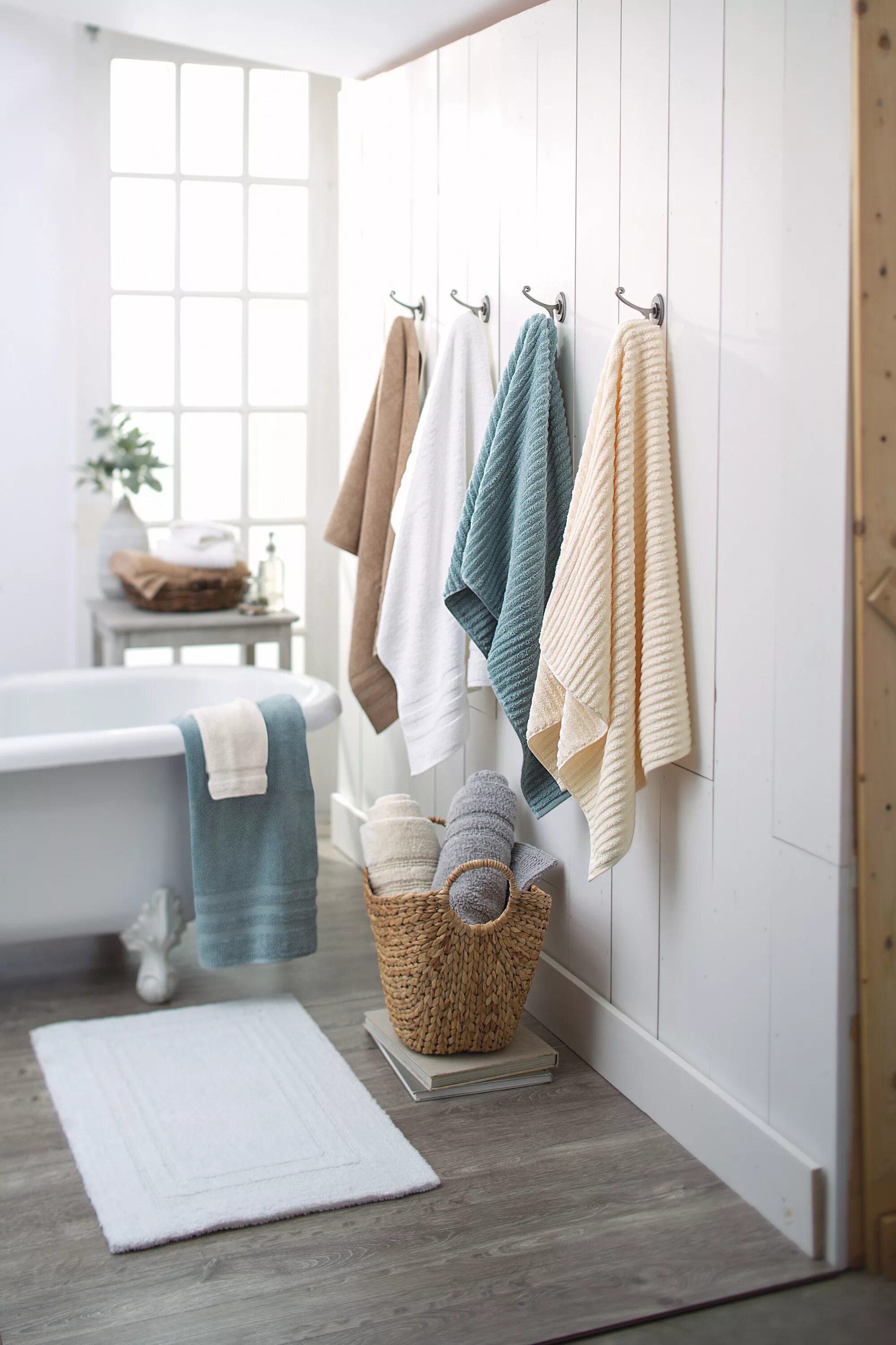 Полотенца в интерьере ванной комнаты Simplicity meets relaxation in this bathroom inspired by #Biltmore's luxurious t