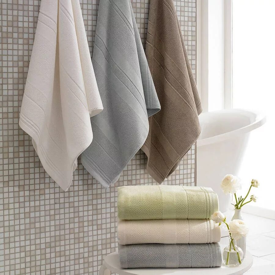 Полотенце для ванны фото chelsea bath towel by jodie byrne notonthehighstreet.com Modern bedroom, Tiny ho