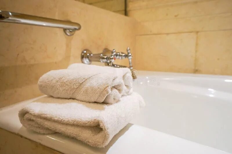 Полотенце в ванной комнате фото White Towel on Bathtub in Hotel Bathroom Stock Image - Image of apartment, insid