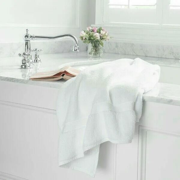 Полотенце в ванной комнате фото Pin by Pinner on Bed & Breakfast ♡ Bath towels luxury, White bath towels, Best b