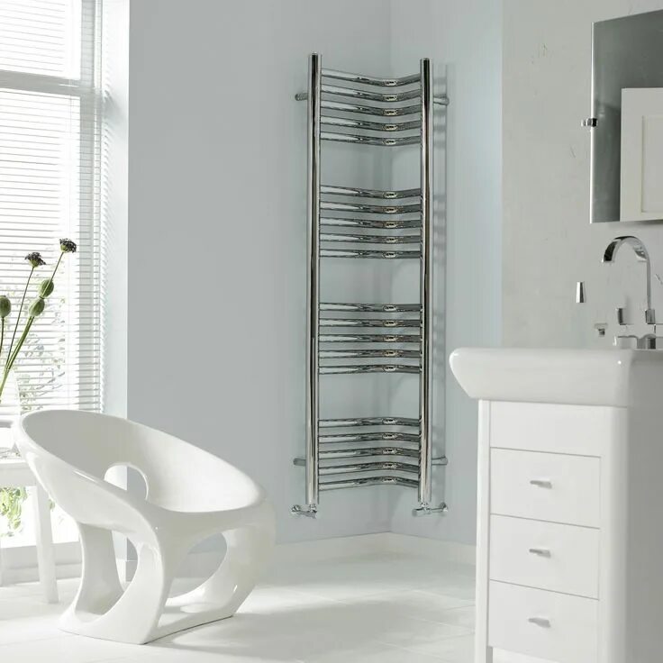 Полотенцесушитель фото в интерьере Introducing the Vogue Inttra Heated Towel Rail, with its sleak design and high h