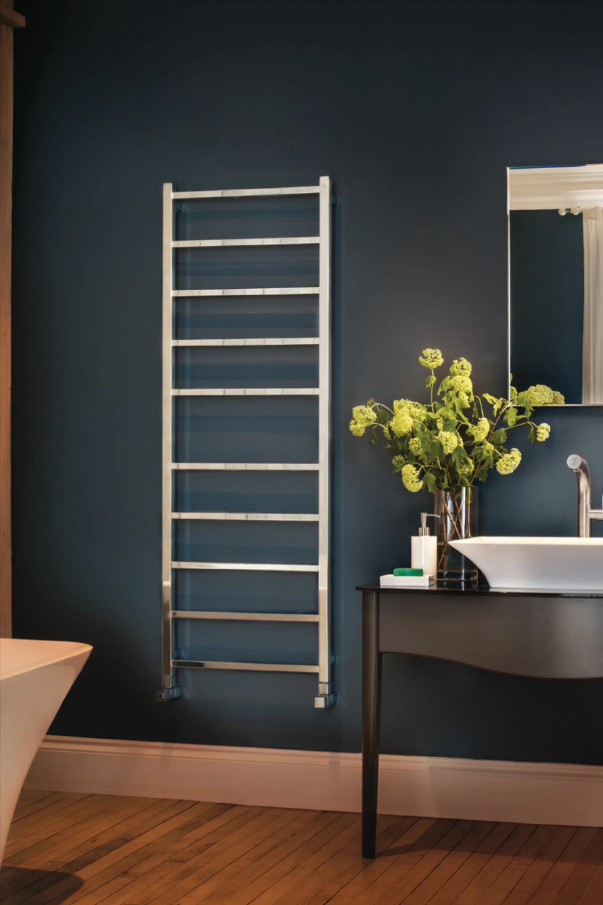 Полотенцесушитель водяной в интерьере ванной GIO Towel Rail Towel rail, Bathroom radiators, Beautiful towels