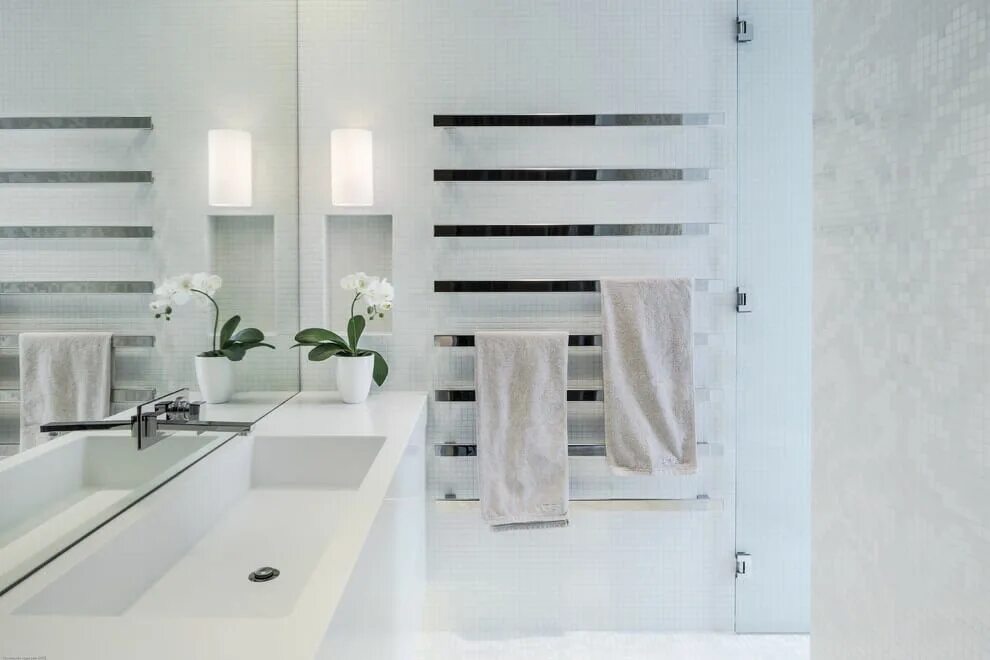 Полотенцесушители интерьере ванной фото hotel-towel-rack-Bathroom-Contemporary-with-beautiful-bathrooms-beautiful-pools-