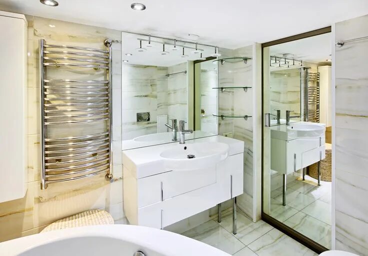 Полотенцесушители в интерьере ванной фото Fixed square bathroom mirror glass shleves glass door Metro Performance Glass Ba