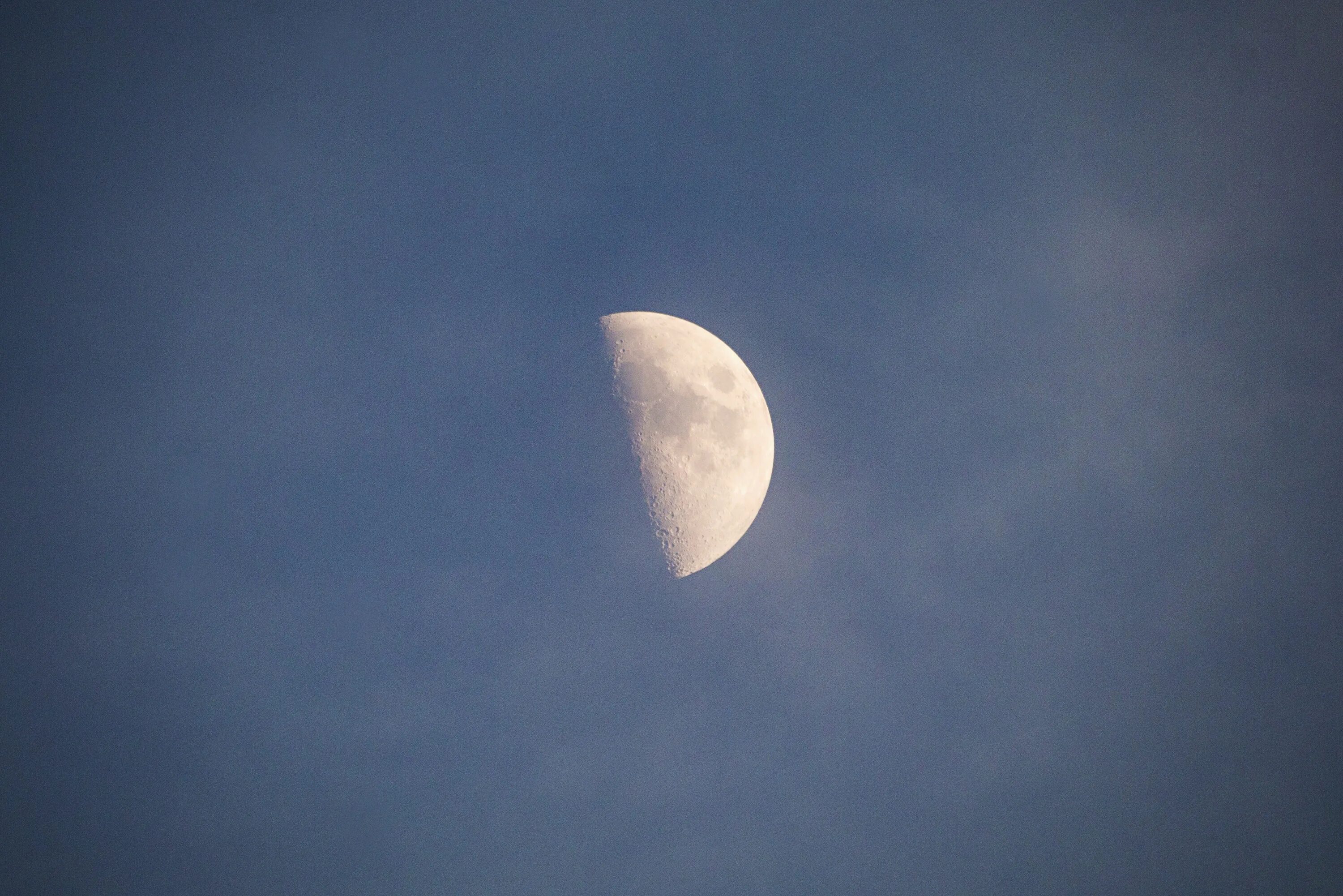 Половина луны фото Half of the moon in the blue sky free image download