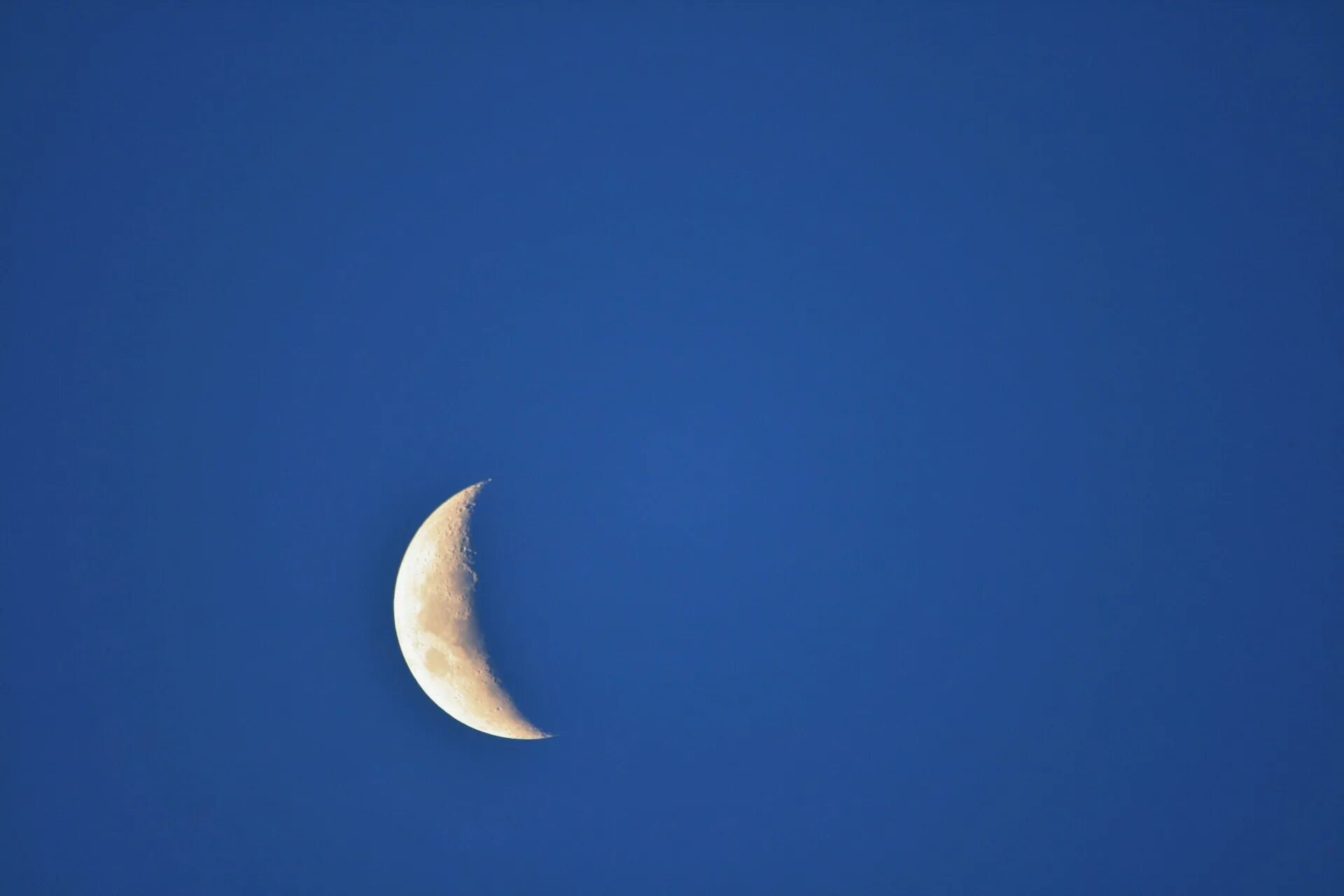 Половинка луны фото Sky,blue,moon,waxing,half - free image from needpix.com