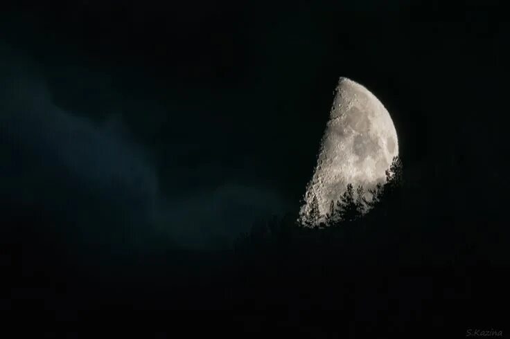 Половинка луны фото Половинка луны в горах Алтая - National Geographic Россия Moon, Celestial, Celes