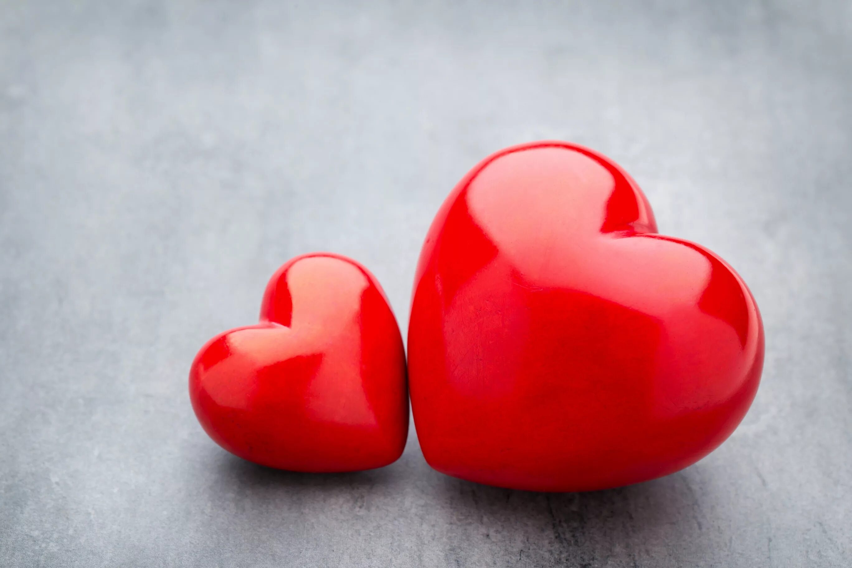 Половинка сердце фото Big and small red heart on a gray table Desktop wallpapers 1600x900