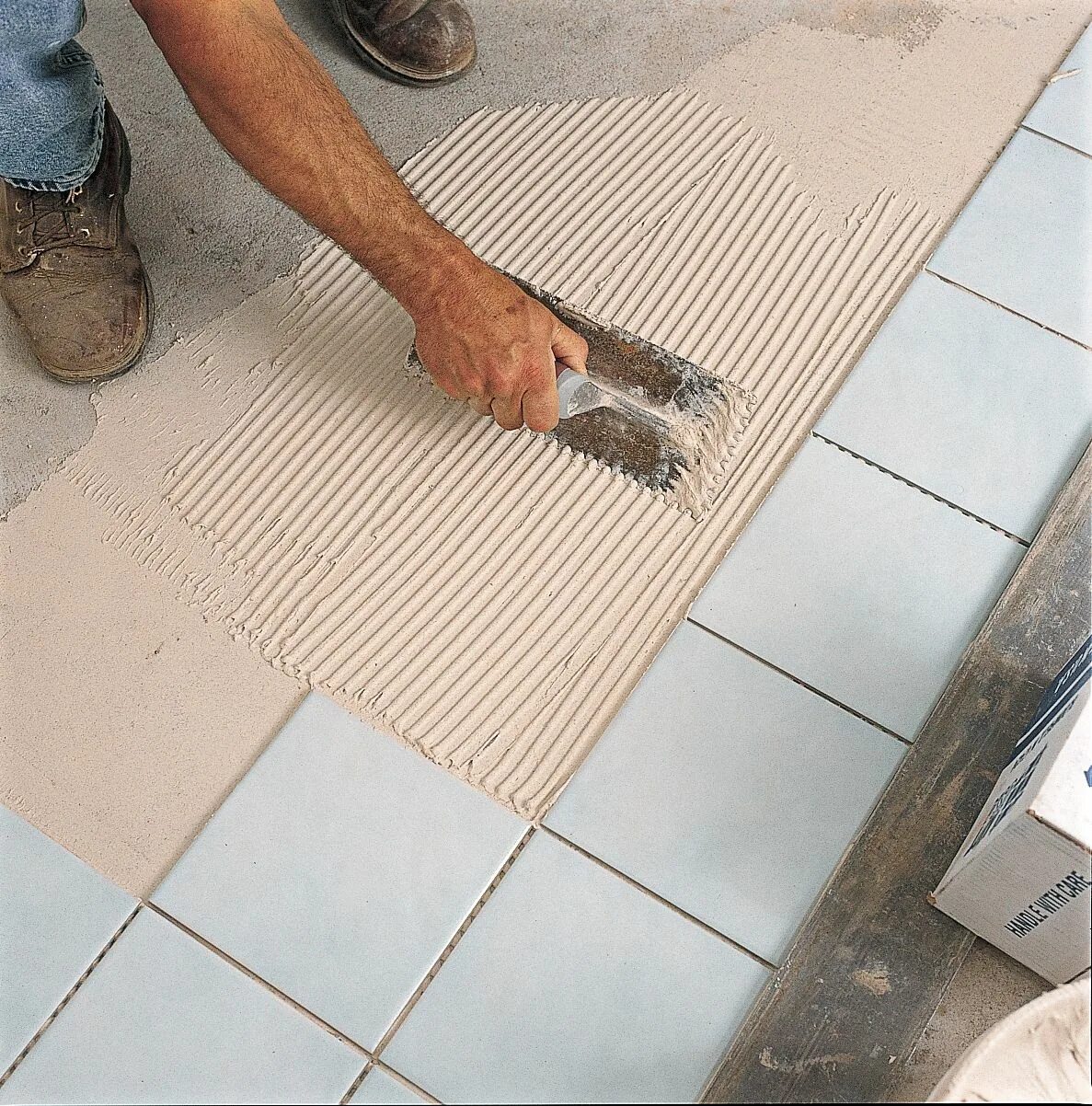 Положить плитку своими руками фото Ceramic Tile Flooring in 9 Steps Tile floor diy, Ceramic floor tiles, Tile floor