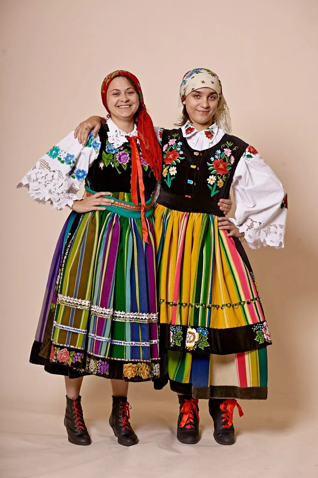 Польский национальный костюм женский фото Stroje łowickie. Polish traditional costume, Traditional outfits, European dress