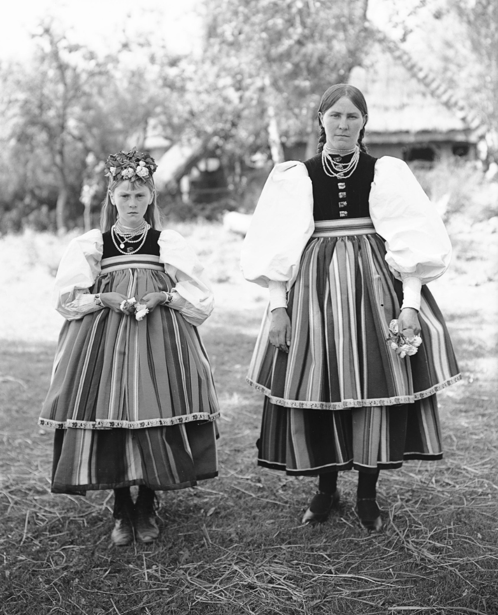 Польский национальный костюм женский фото Mother and daughter from Złaków Kościelny, Poland,... - Polish Folk Costumes / P