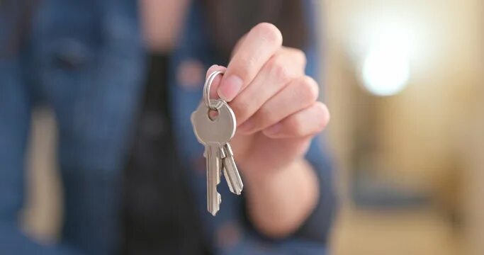 Получение ключей фото Person Holding House Keys Зображення - огляд 84,926 Стокові фото, векторні зобра