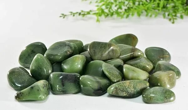 Полудрагоценные камни зеленого цвета фото Green Chert Polished Tumbled Gemstone - Single Stone Gemstones, Crystals and gem