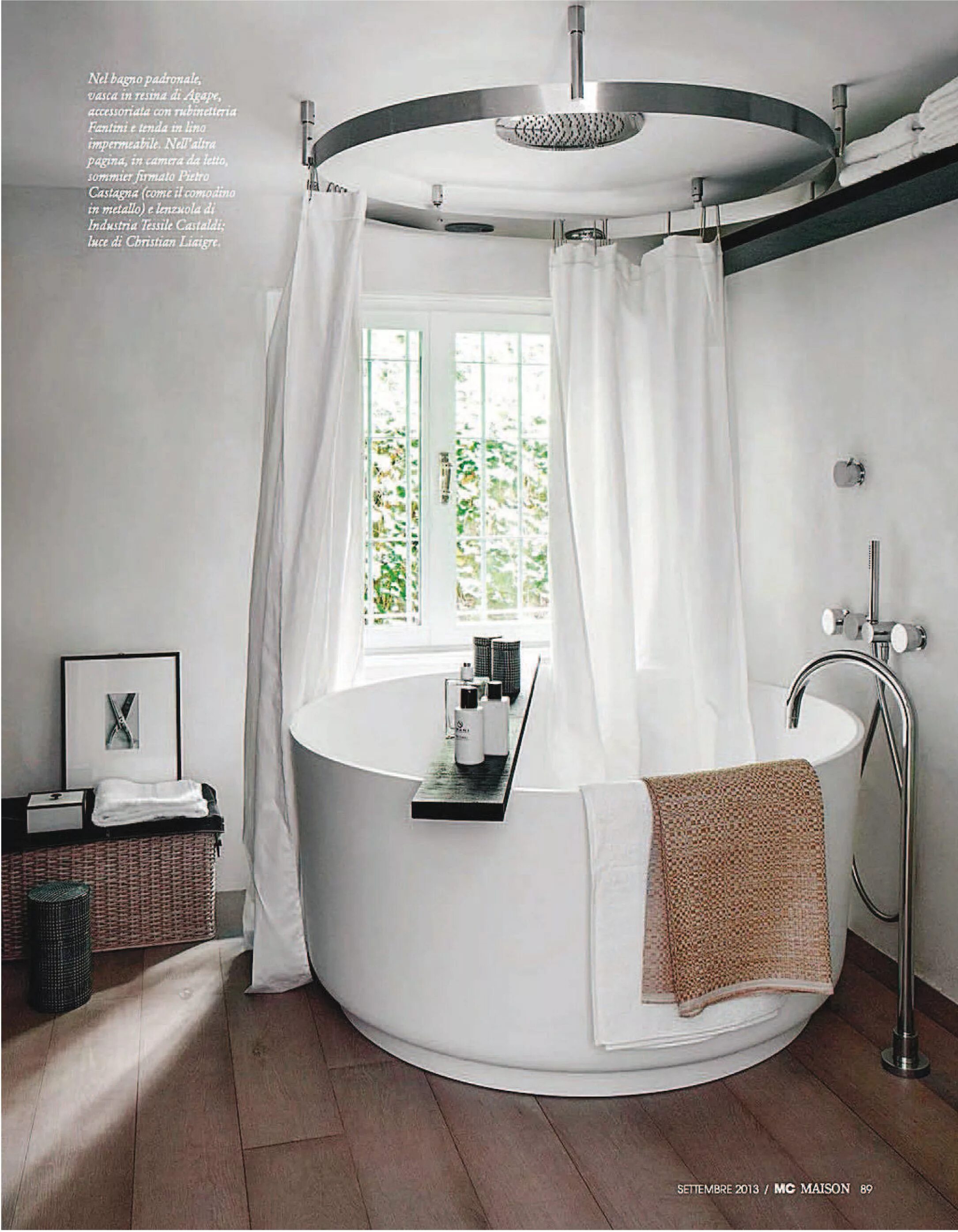 Полукруглая ванна в интерьере Pietro Castagna's house at the lake of Como,#agapedesign In-Out bathtub http://w