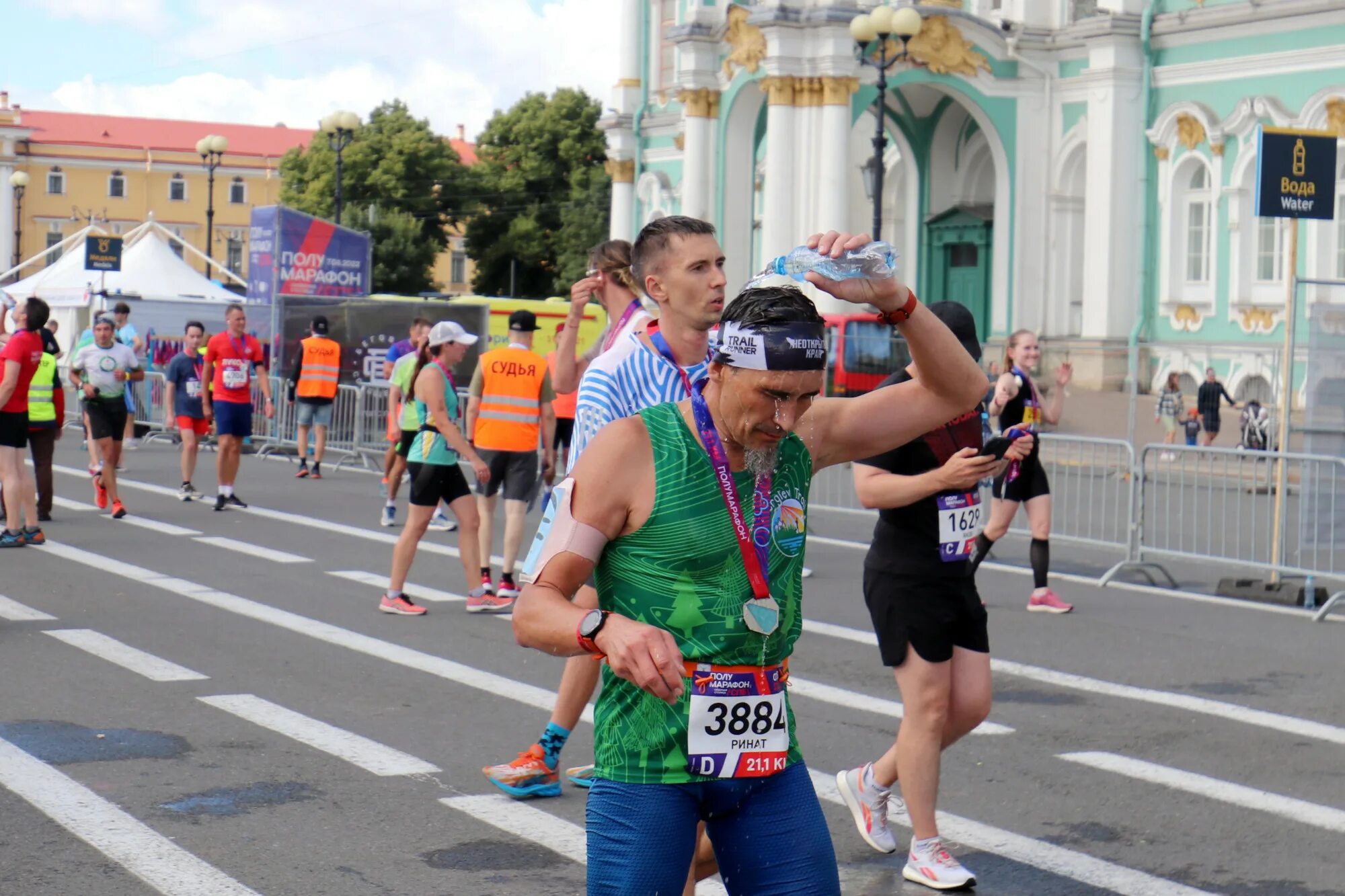 Полумарафон спб фото Остановка запрещена. В Петербурге прошёл полумарафон "Северная столица"