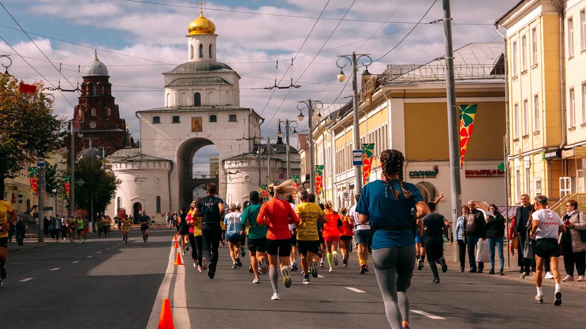 Полумарафон золотые ворота 2024 фото Шестой Владимирский полумарафон "Золотые ворота" собрал почти две тысячи бегунов